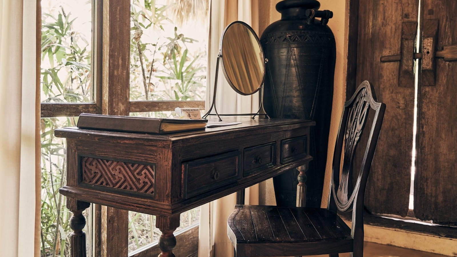 Très beau bureau en bois ancien.