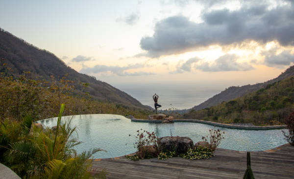 Yoga au bord de la piscine.