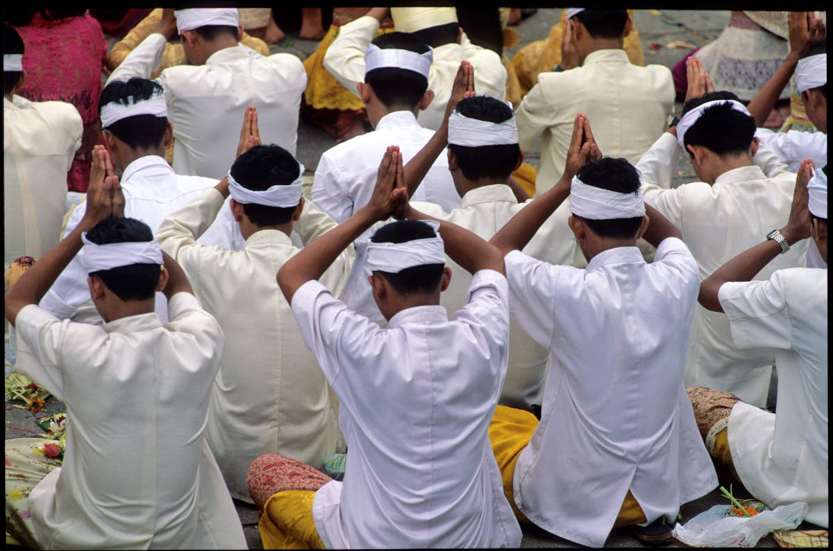 Prière durant une cérémonie balinaise.